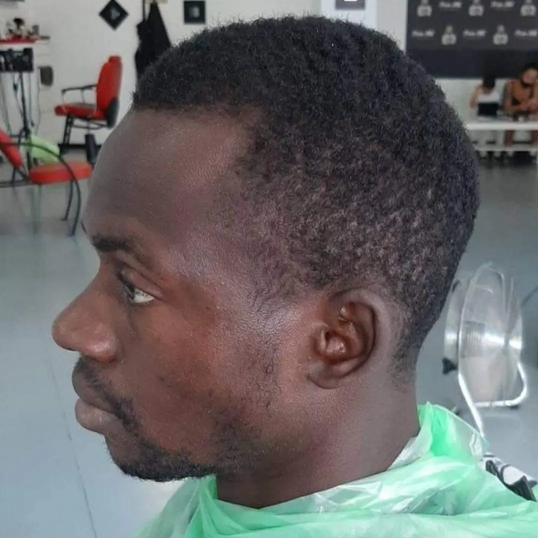 Corte afro con perfil limpio — Wilmer's Barber Shop