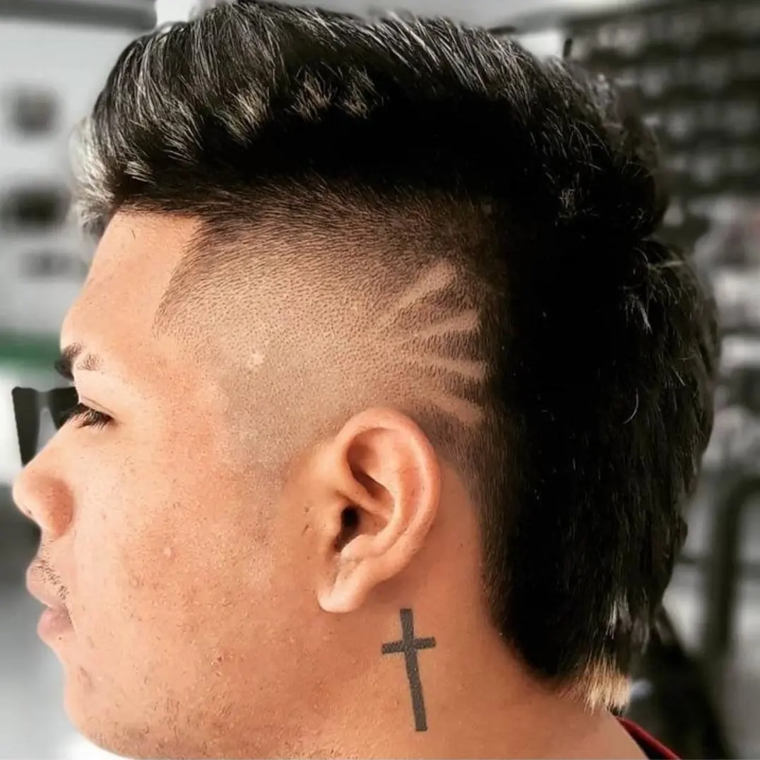 Quiff con líneas de diseño talladas — Wilmer's Barber Shop