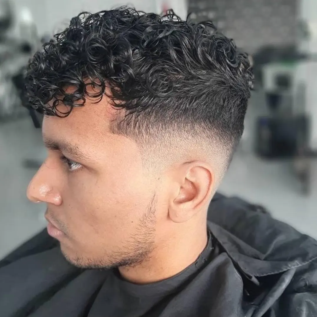 Curly fade — rizos naturales con degradado limpio